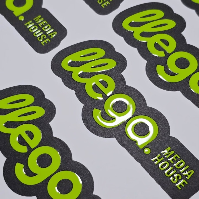 Calcos en vinilo blanco personalizadas + Barniz Sectorizado